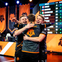 Fnatic战队成员在比赛中庆祝胜利